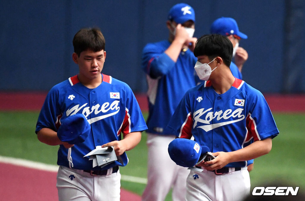 18일 오후 서울 고척스카이돔에서 도쿄올림픽에 출전하는 야구대표팀의 공식훈련이 진행됐다.김진욱, 이의리가 훈련을 준비하고 있다. 2021.07.18 /jpnews@osen.co.kr