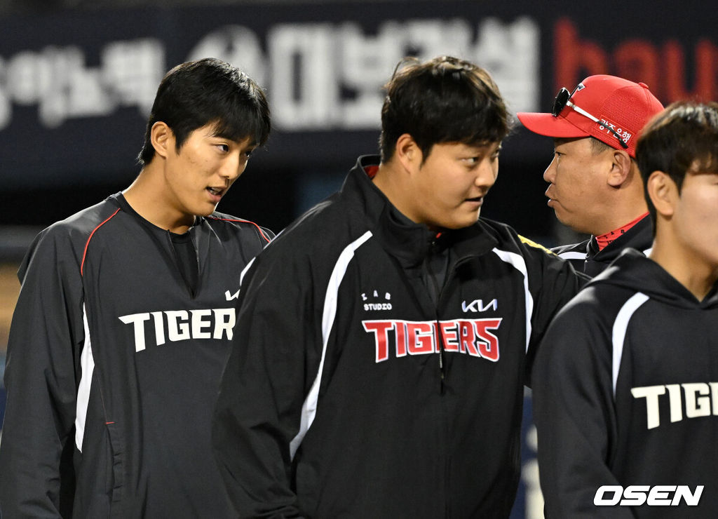 프로야구 KIA 타이거즈는 17일 서울 잠실구장에서 열린 2026 신한 SOL KBO리그 두산 베어스와의 시즌 첫 맞대결에서 7-3으로 승리했다.KIA는 3연전 기선제압과 함께 파죽의 8연승을 질주하며 SSG 랜더스를 제치고 단독 4위로 올라섰다. 시즌 10승 7패. 반면 3연패 수렁에 빠진 두산은 5승 1무 11패 9위에 머물렀다. 경기 종료 후 KIA 이의리가 이범호 감독과 승리의 기쁨을 나누고 있다. 2026.04.17 /sunday@osen.co.kr