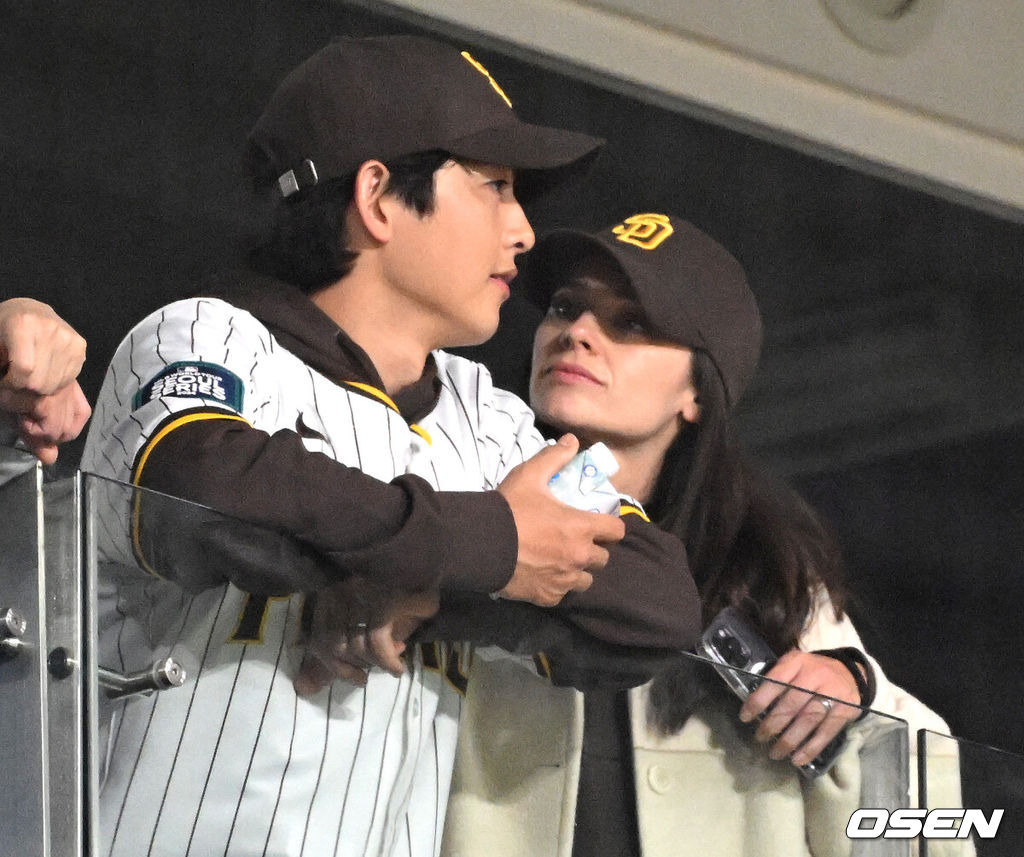 21일 오후 서울 고척스카이돔에서 ‘MLB 월드투어 서울 시리즈’ LA 다저스와 샌디에이고 파드리스의 경기가 열렸다.야구장을 찾은 배우 송중기가 아내 케이티와 경기를 즐기고 있다. 2024.03.21 /sunday@osen.co.kr