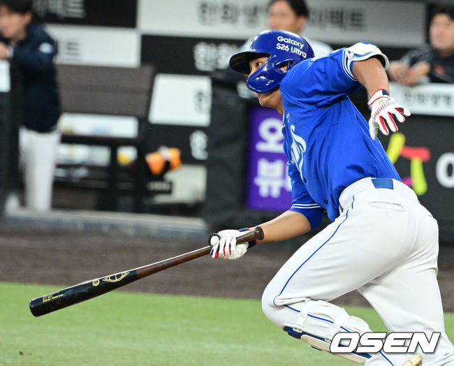 [OSEN=대전, 지형준 기자] 15일 대전 한화생명 볼파크에서 2026 신한 SOL KBO리그 한화 이글스와 삼성 라이온즈의 경기가 열렸다.4연패 중인 한화는 윌켈 에르난데스, 5연승을 노리는 삼성은 양창섭이 선발로 나섰다.&nbsp;1회초 1사 2,3루에서 삼성 이재현이 1타점 적시타를 날리고 있다. 2026.04.15&nbsp;/ jpnews@osen.co.kr