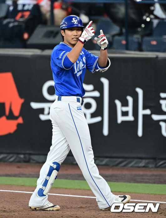 [OSEN=대전, 지형준 기자] 15일 대전 한화생명 볼파크에서 2026 신한 SOL KBO리그 한화 이글스와 삼성 라이온즈의 경기가 열렸다.4연패 중인 한화는 윌켈 에르난데스, 5연승을 노리는 삼성은 양창섭이 선발로 나섰다.&nbsp;1회초 1사 2,3루에서 삼성 이재현이 1타점 적시타를 날리며 기뻐하고 있다. 2026.04.15&nbsp;/ jpnews@osen.co.kr