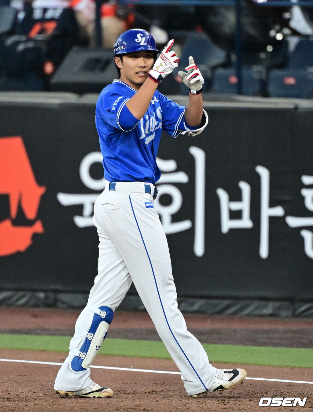 15일 대전 한화생명 볼파크에서 2026 신한 SOL KBO리그 한화 이글스와 삼성 라이온즈의 경기가 열렸다.4연패 중인 한화는 윌켈 에르난데스, 5연승을 노리는 삼성은 양창섭이 선발로 나섰다. 1회초 1사 2,3루에서 삼성 이재현이 1타점 적시타를 날리며 기뻐하고 있다. 2026.04.15 / jpnews@osen.co.kr