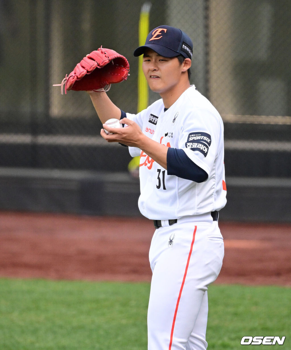 15일 대전 한화생명 볼파크에서 2026 신한 SOL KBO리그 한화 이글스와 삼성 라이온즈의 경기가 열렸다.4연패 중인 한화는 윌켈 에르난데스, 5연승을 노리는 삼성은 양창섭이 선발로 나섰다. 한화 이교훈이 훈련을 하고 있다. 2026.04.15 / jpnews@osen.co.kr