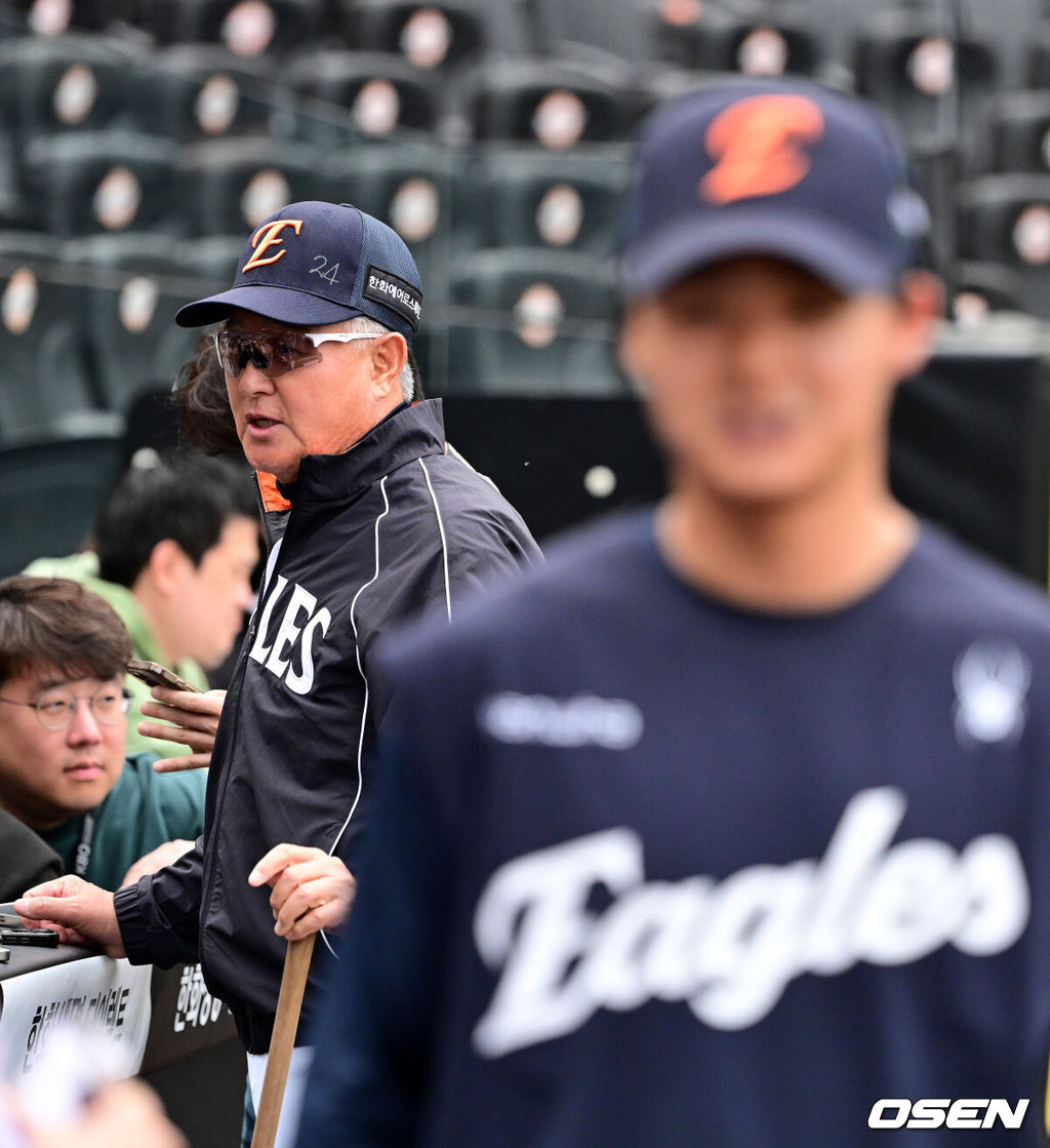 14일 대전 한화생명 볼파크에서 2026 신한 SOL KBO리그 한화 이글스와 삼성 라이온즈의 경기가 열렸다.3연패 중인 한화는 문동주, 4연승을 노리는 삼성은 최원태가 선발로 나섰다. 경기에 앞서 한화는 두산 베어스와 외야수 손아섭을 보내고 좌완 투수 이교훈과 현금 1억5000만원을 받는 트레이드를 단행했다.한화 김경문 감독과 이교휸이 인터뷰를 준비하고 있다. 2026.04.14 / jpnews@osen.co.kr