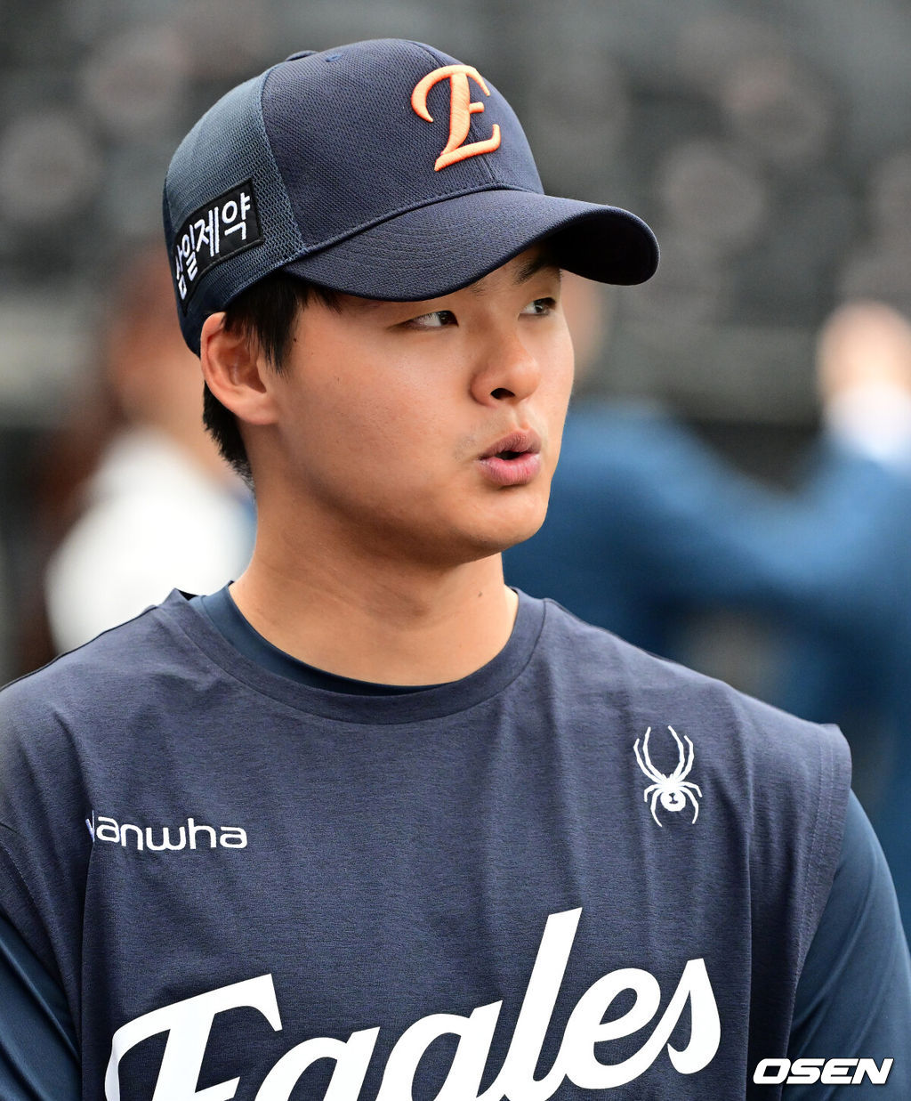 14일 대전 한화생명 볼파크에서 2026 신한 SOL KBO리그 한화 이글스와 삼성 라이온즈의 경기가 열렸다.3연패 중인 한화는 문동주, 4연승을 노리는 삼성은 최원태가 선발로 나섰다. 경기에 앞서 한화는 두산 베어스와 외야수 손아섭을 보내고 좌완 투수 이교훈과 현금 1억5000만원을 받는 트레이드를 단행했다.한화 이교휸이 인터뷰를 준비하고 있다. 2026.04.14 / jpnews@osen.co.kr