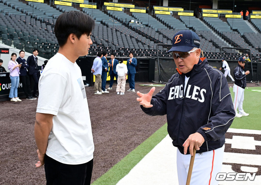14일 대전 한화생명 볼파크에서 2026 신한 SOL KBO리그 한화 이글스와 삼성 라이온즈의 경기가 열렸다.3연패 중인 한화는 문동주, 4연승을 노리는 삼성은 최원태가 선발로 나섰다. 경기에 앞서 한화는 두산 베어스와 외야수 손아섭을 보내고 좌완 투수 이교훈과 현금 1억5000만원을 받는 트레이드를 단행했다.한화 김경문 감독이 이교훈과 인사를 나누고 있다. 2026.04.14 / jpnews@osen.co.kr