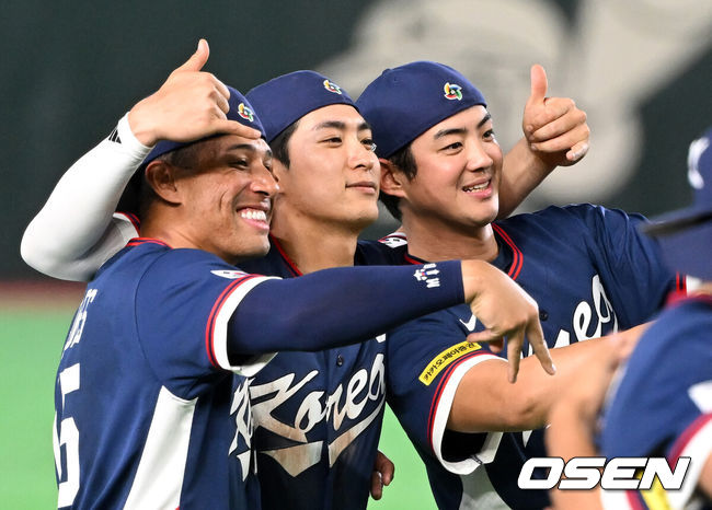[OSEN=도쿄(일본), 손용호 기자] 도쿄의 기적이 나왔다. 한국 WBC 대표팀이 17년 만에 1라운드를 통과했다.&nbsp;한국은 9일 일본 도쿄돔에서 열린 ‘2026 월드베이스볼클래식(WBC)’ 1라운드 C조 호주와의 경기에서 로 승리를 거뒀다. 이로써 한국은 조별라운드 2승2패를 기록하면서 호주, 대만 등을 최소실점률로 제치면서 2009년 이후 17년 만에 1라운드를 통과했다. 이제 한국은 마이애미행 전세기를 탄다.경기 종료 후 한국 저마이 존스, 이정후, 구자욱이 기념촬영을 하고 있다. 2026.03.09&nbsp;/spjj@osen.co.kr