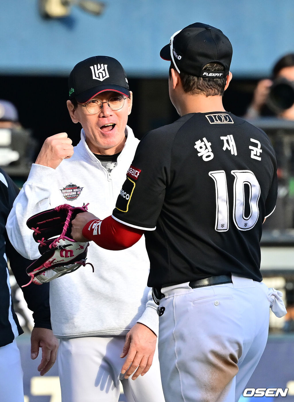 5일 서울 잠실야구장에서 2024 신한 SOL뱅크 KBO 포스트시즌 준플레이오프 1차전 LG 트윈스와 KT 위즈의 경기가 열렸다.KT는 5일 서울 잠실구장에서 열린 2024 KBO리그 포스트시즌 준플레이오프 1차전에서 LG에 3-2로 승리했다. 경기를 마치고 KT 이강철 감독이 황재균과 하이파이브를 하고 있다. 2024.10.05 / rumi@osen.co.kr