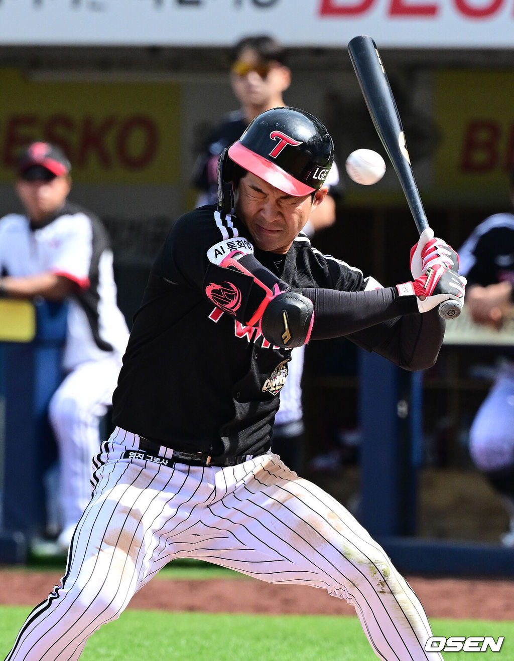 18일 대구삼성라이온즈파크에서 2026 신한 SOL KBO리그 삼성 라이온즈와 LG 트윈스의 경기가 열렸다.7연승에 도전하는 삼성은 잭 오러클린, LG는 임찬규가 선발로 나섰다.4회초 1사에서 LG 오지환이 삼성 오러클린의 투구에 헬맷이 맞고 있다. 오러클린은 헤드샷 퇴장. 2026.04.18 / jpnews@osen.co.kr
