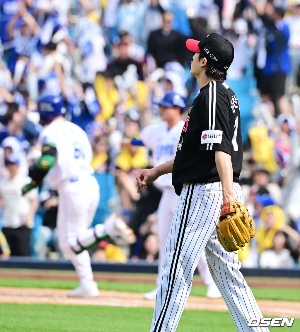 18일 대구삼성라이온즈파크에서 2026 신한 SOL KBO리그 삼성 라이온즈와 LG 트윈스의 경기가 열렸다.7연승에 도전하는 삼성은 잭 오러클린, LG는 임찬규가 선발로 나섰다.4회말 1사 1,2루에서 LG 임찬규가 삼성 전병우에 우월 스리런포를 허용하며 아쉬워하고 있다. 2026.04.18 / jpnews@osen.co.kr