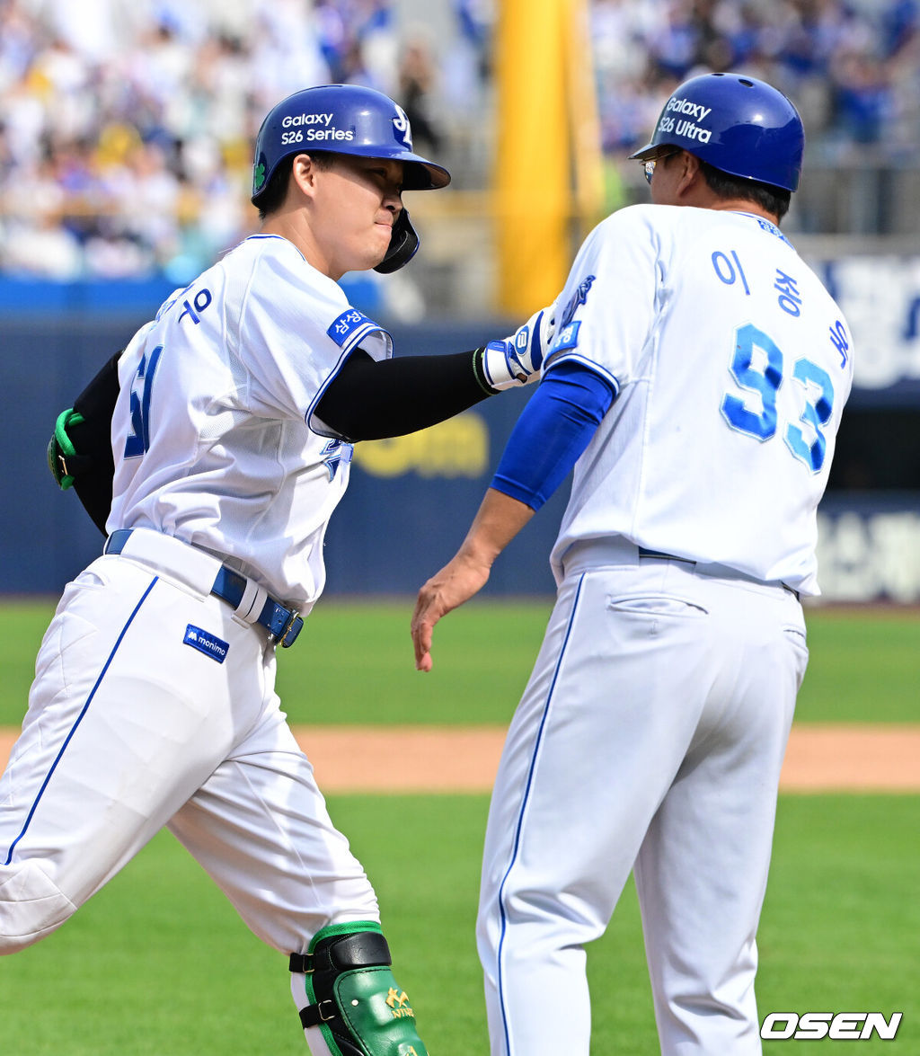 18일 대구삼성라이온즈파크에서 2026 신한 SOL KBO리그 삼성 라이온즈와 LG 트윈스의 경기가 열렸다.7연승에 도전하는 삼성은 잭 오러클린, LG는 임찬규가 선발로 나섰다.4회말 1사 1,2루에서 삼성 전병우가 우월 스리런포를 날리며 이종욱 코치와 기뻐하고 있다. 2026.04.18 / jpnews@osen.co.kr