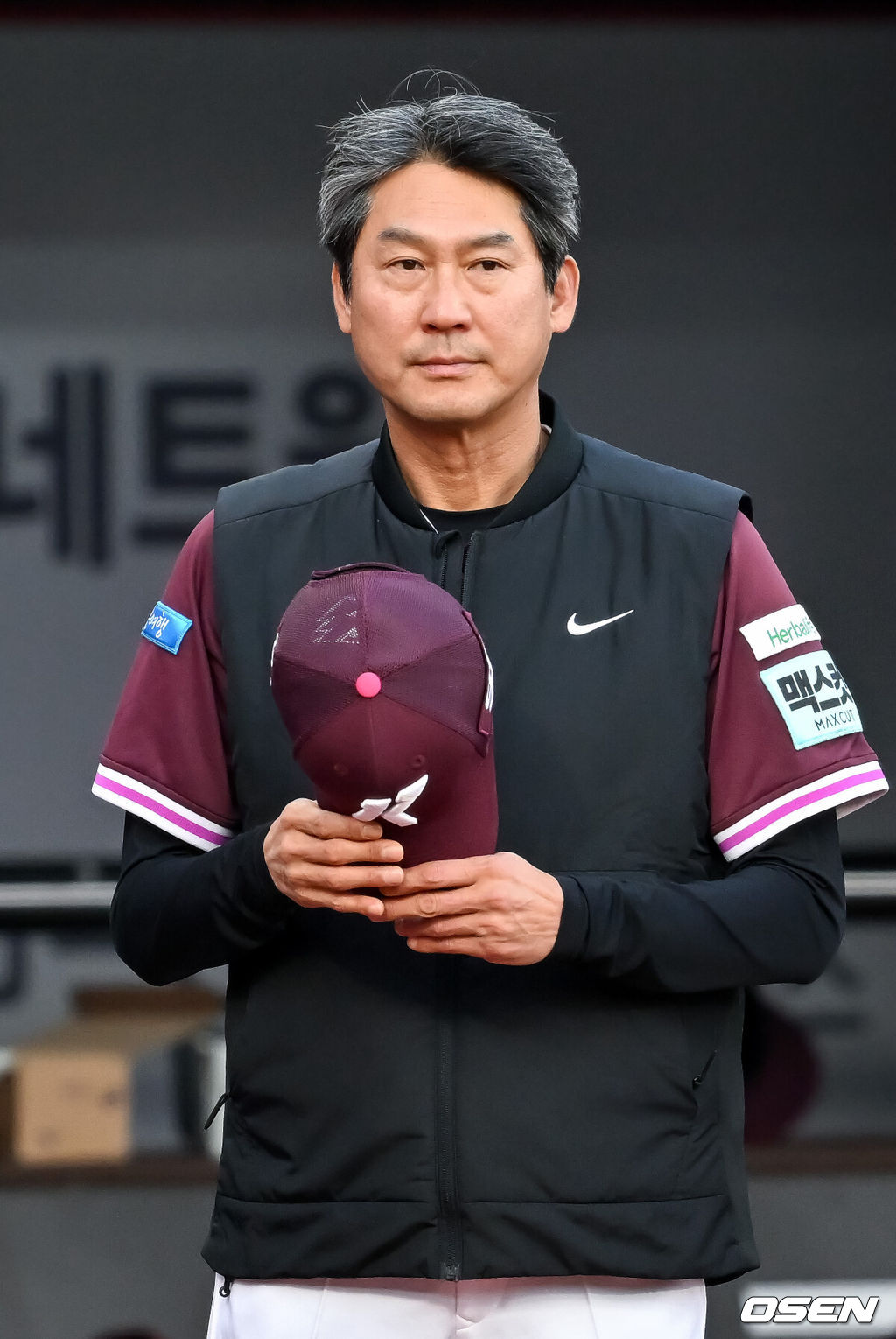 17일 오후 수원 KT위즈파크에서 ‘2026 신한 SOL Bank KBO리그' KT 위즈와 키움 히어로즈의 경기가 열렸다.이날 KT는 소형준, 키움은 와일스를 선발투수로 내세웠다.경기 전 키움 설종진 감독이 덕아웃 앞에 나오며 모자를 벗고 있다. 2026.04.17 /rumi@osen.co.kr