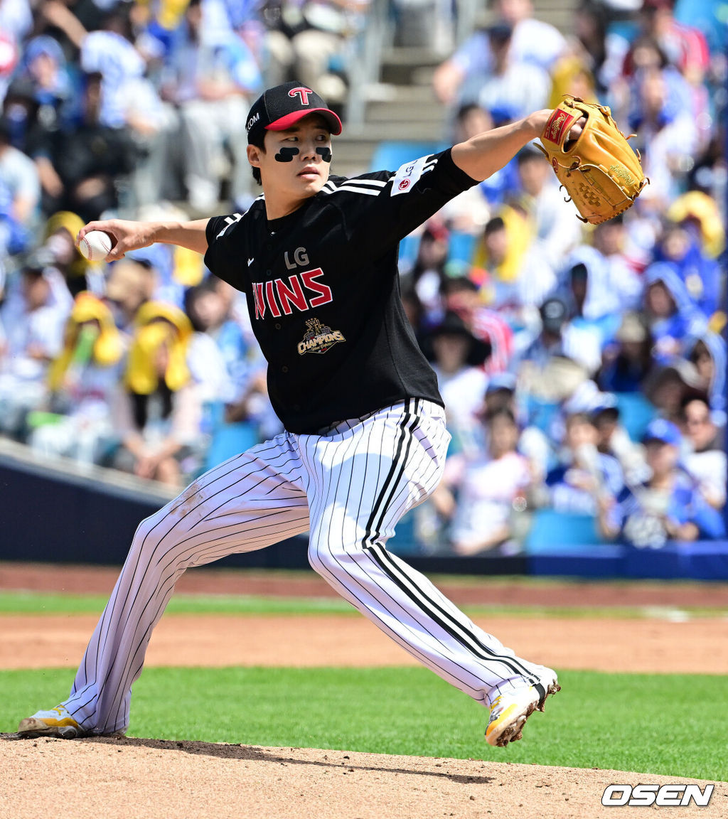 18일 대구삼성라이온즈파크에서 2026 신한 SOL KBO리그 삼성 라이온즈와 LG 트윈스의 경기가 열렸다.7연승에 도전하는 삼성은 잭 오러클린, LG는 임찬규가 선발로 나섰다.1회말 LG 임찬규가 역투하고 있다. 2026.04.18 / jpnews@osen.co.kr