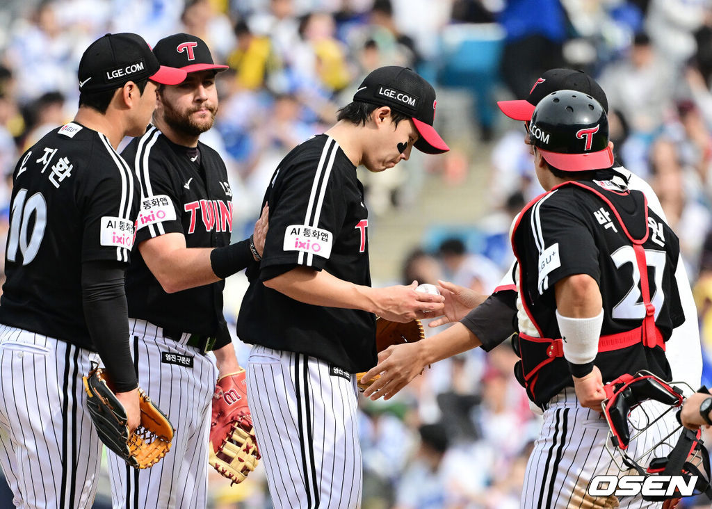18일 대구삼성라이온즈파크에서 2026 신한 SOL KBO리그 삼성 라이온즈와 LG 트윈스의 경기가 열렸다.7연승에 도전하는 삼성은 잭 오러클린, LG는 임찬규가 선발로 나섰다.5회말 1사 1루에서 LG 임찬규가 강판 당하고 있다. 2026.04.18 / jpnews@osen.co.kr