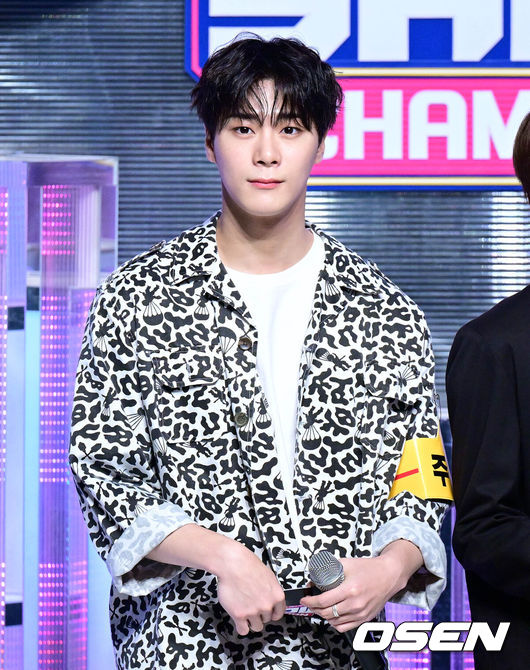 [OSEN=고양, 조은정 기자] 31일 오후 경기도 고양시 일산동구 MBC 드림센터에서 MBC M ‘쇼! 챔피언(Show! Champion)’ 생방송이 진행됐다.아스트로 문빈이 진행을 보고 있다. 2022.08.31 /cej@osen.co.kr