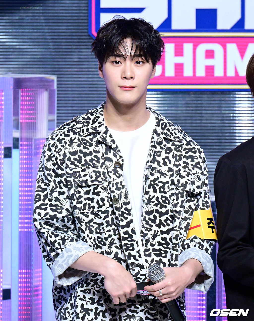 31일 오후 경기도 고양시 일산동구 MBC 드림센터에서 MBC M ‘쇼! 챔피언(Show! Champion)’ 생방송이 진행됐다.아스트로 문빈이 진행을 보고 있다. 2022.08.31 /cej@osen.co.kr