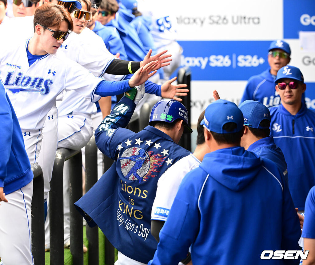 18일 대구삼성라이온즈파크에서 2026 신한 SOL KBO리그 삼성 라이온즈와 LG 트윈스의 경기가 열렸다.7연승에 도전하는 삼성은 잭 오러클린, LG는 임찬규가 선발로 나섰다.4회말 1사 1,2루에서 삼성 전병우가 우월 스리런포를 날리며 기뻐하고 있다. 2026.04.18 / jpnews@osen.co.kr