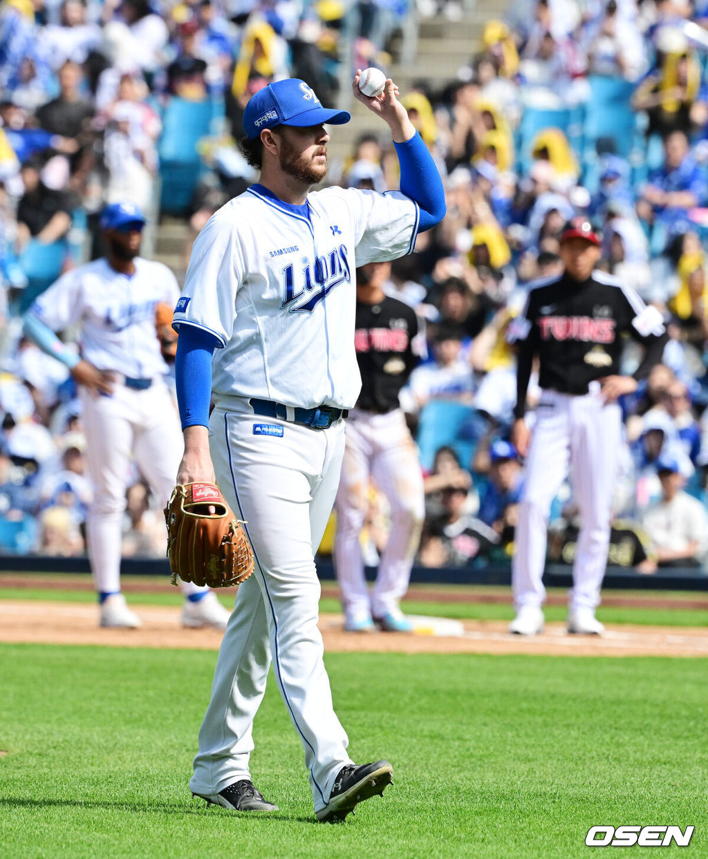 18일 대구삼성라이온즈파크에서 2026 신한 SOL KBO리그 삼성 라이온즈와 LG 트윈스의 경기가 열렸다.7연승에 도전하는 삼성은 잭 오러클린, LG는 임찬규가 선발로 나섰다.4회초 1사에서 삼성 오러클린이 LG 오지환에 헤드샷을 허용하며 퇴장 당하고 있다. 2026.04.18 / jpnews@osen.co.kr