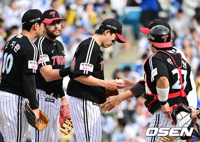 [OSEN=대구, 지형준 기자] 18일 대구삼성라이온즈파크에서 2026 신한 SOL KBO리그 삼성 라이온즈와 LG 트윈스의 경기가 열렸다.7연승에 도전하는 삼성은 잭 오러클린, LG는 임찬규가 선발로 나섰다.5회말 1사 1루에서 LG 임찬규가 강판 당하고 있다. 2026.04.18&nbsp;/ jpnews@osen.co.kr