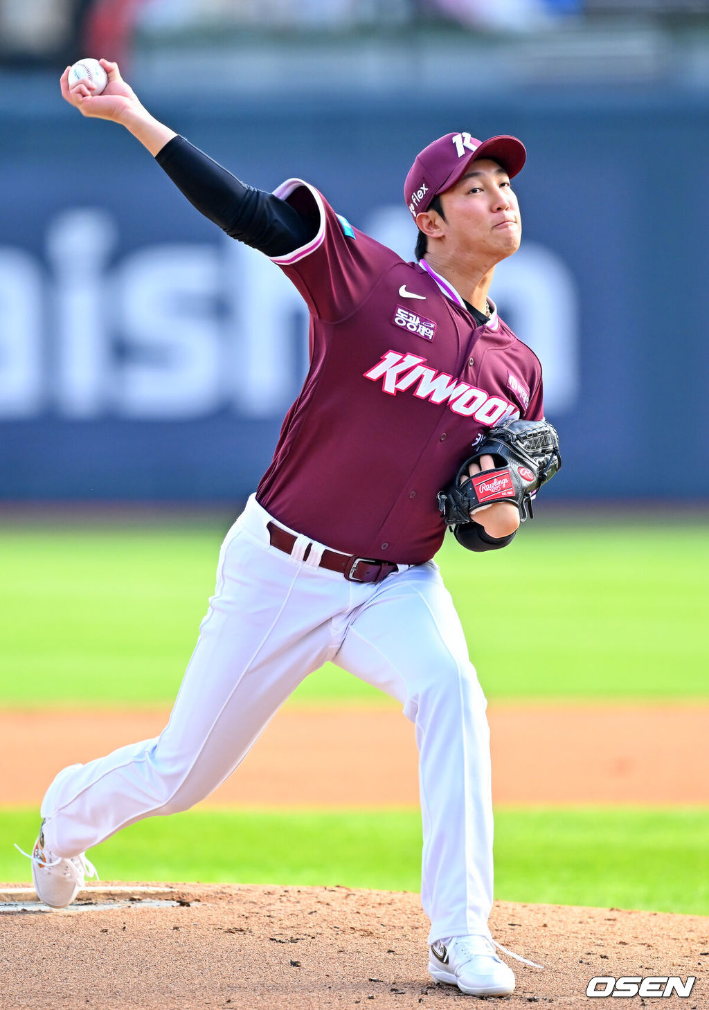 18일 오후 수원 KT위즈파크에서 ‘2026 신한 SOL Bank KBO리그' KT 위즈와 키움 히어로즈의 경기가 열렸다.이날 KT는 보쉴리, 키움은 안우진을 선발투수로 내세웠다.키움 선발 안우진이 마운드 위에서 힘차게 공을 뿌리고 있다. 2026.04.18 / rumi@osen.co.kr