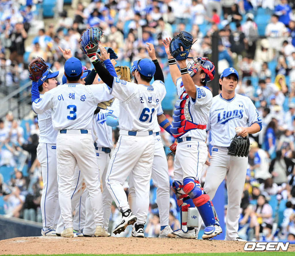 ‘미리 보는 한국시리즈’로 관심을 모았던 대구 삼성 라이온즈-LG 트윈스전에서 삼성이 웃었다. 삼성은 18일 LG와의 홈경기에서 타선의 집중력을 앞세워 7-2로 이겼다. 지난 10일 대구 NC 다이노스전 이후 7연승 질주. 잭 오러클린이 헤드샷 퇴장을 당하며 마운드 운용에 어려움을 겪었으나 특급 계투진이 무실점을 합작했다. 반면 지난해 삼성전 3승 무패 평균자책점 2.74로 강세를 보였던 LG 선발 임찬규는 올 시즌 개인 한 경기 최다 실점으로 고개를 떨궜다. 경기를 마치고 삼성 선수들이 승리를 기뻐하고 있다. 2026.04.18 / jpnews@osen.co.kr