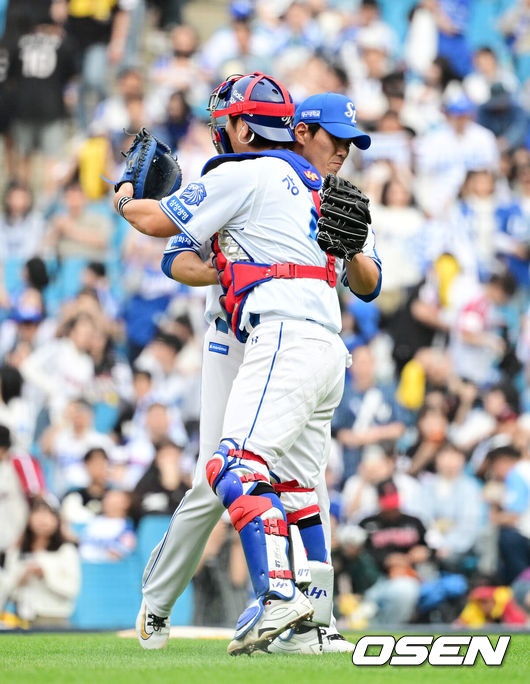 [OSEN=대구, 지형준 기자] ‘미리 보는 한국시리즈’로 관심을 모았던 대구 삼성 라이온즈-LG 트윈스전에서 삼성이 웃었다.&nbsp;삼성은 18일 LG와의 홈경기에서 타선의 집중력을 앞세워 7-2로 이겼다. 지난 10일 대구 NC 다이노스전 이후 7연승 질주. 잭 오러클린이 헤드샷 퇴장을 당하며 마운드 운용에 어려움을 겪었으나 특급 계투진이 무실점을 합작했다. 반면 지난해 삼성전 3승 무패 평균자책점 2.74로 강세를 보였던 LG 선발 임찬규는 올 시즌 개인 한 경기 최다 실점으로 고개를 떨궜다.&nbsp;경기를 마치고 삼성 김재윤, 강민호가 승리를 기뻐하고 있다. 2026.04.18&nbsp;/ jpnews@osen.co.kr