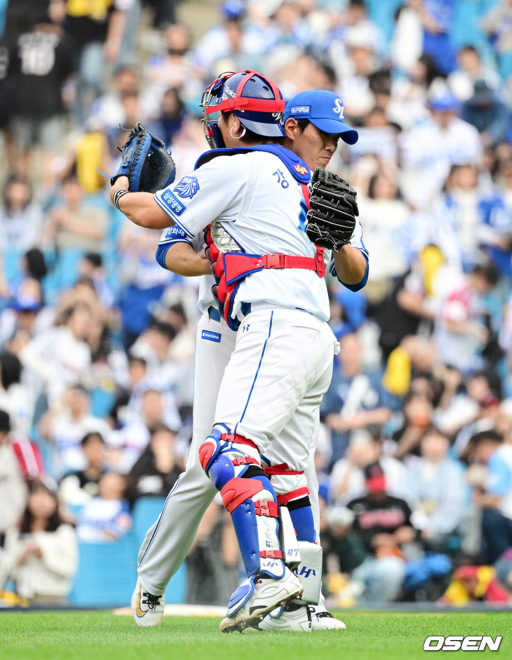 ‘미리 보는 한국시리즈’로 관심을 모았던 대구 삼성 라이온즈-LG 트윈스전에서 삼성이 웃었다. 삼성은 18일 LG와의 홈경기에서 타선의 집중력을 앞세워 7-2로 이겼다. 지난 10일 대구 NC 다이노스전 이후 7연승 질주. 잭 오러클린이 헤드샷 퇴장을 당하며 마운드 운용에 어려움을 겪었으나 특급 계투진이 무실점을 합작했다. 반면 지난해 삼성전 3승 무패 평균자책점 2.74로 강세를 보였던 LG 선발 임찬규는 올 시즌 개인 한 경기 최다 실점으로 고개를 떨궜다. 경기를 마치고 삼성 김재윤, 강민호가 승리를 기뻐하고 있다. 2026.04.18 / jpnews@osen.co.kr