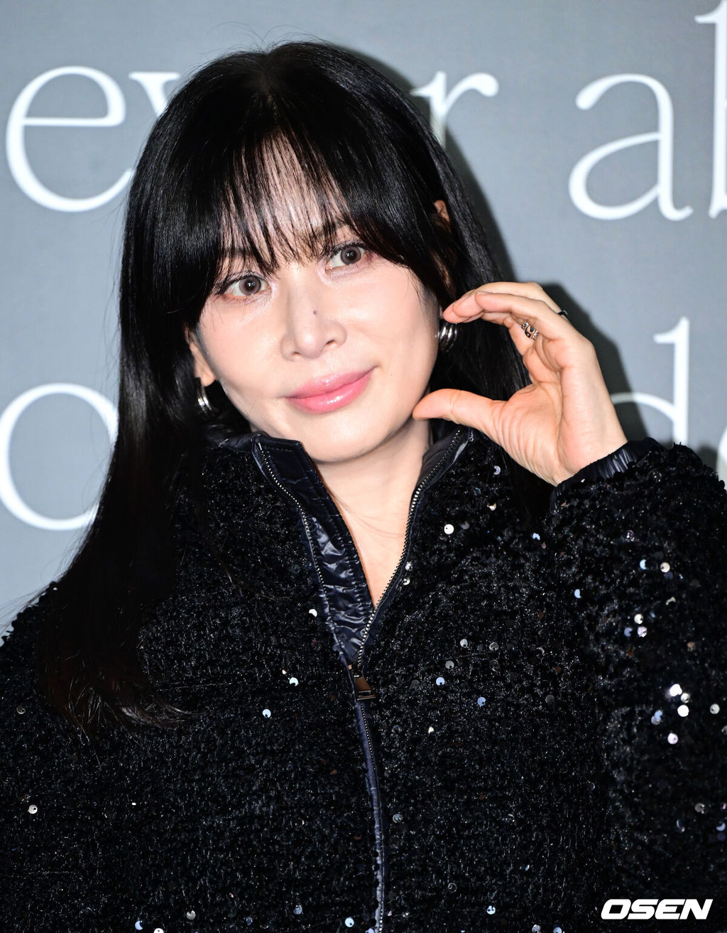 29일 서울 청담동의 한 매장에서 이탈리아 브랜드 글로벌 캠페인 행사가 열렸다.이날 행사에는 배우 고소영, 가수 백현, 트와이스 나연이 참석했다.배우 고소영이 포토타임을 하고 있다. 2025.10.29 / dreamer@osen.co.kr