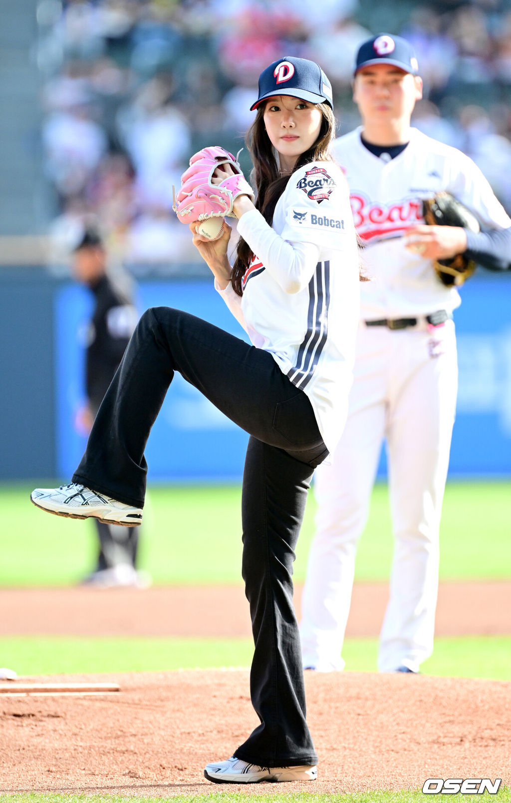 가수 겸 배우 임윤아가 18일 오후 서울 잠실야구장에서 열린 ‘2026 신한 SOL KBO리그’ 두산 베어스와 KIA 타이거즈의 경기 시구자로 나섰다.임윤아는 지난 2009년 플레이오프와 2015년 정규 시즌에서 두산 유니폼을 입고 시구를 펼친 바 있다.임윤아가 시구를 펼치고 있다. 2026.04.18 / dreamer@osen.co.kr