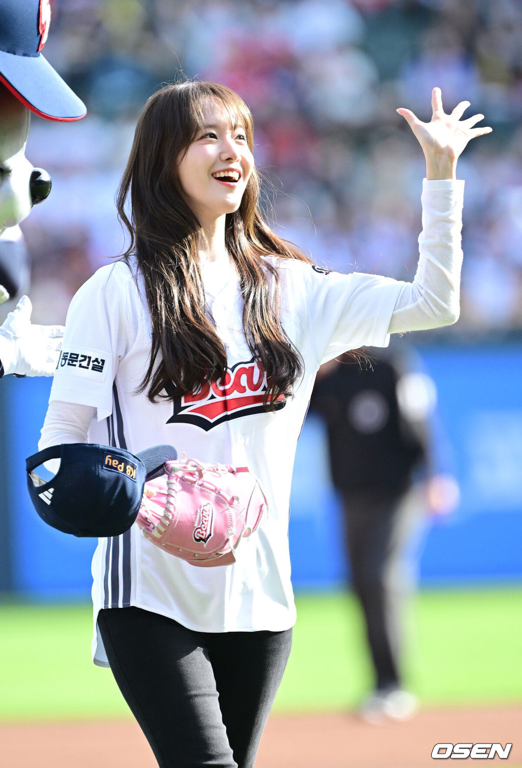 가수 겸 배우 임윤아가 18일 오후 서울 잠실야구장에서 열린 ‘2026 신한 SOL KBO리그’ 두산 베어스와 KIA 타이거즈의 경기 시구자로 나섰다.임윤아는 지난 2009년 플레이오프와 2015년 정규 시즌에서 두산 유니폼을 입고 시구를 펼친 바 있다.임윤아가 시구를 펼친 뒤 인사를 전하고 있다. 2026.04.18 / dreamer@osen.co.kr