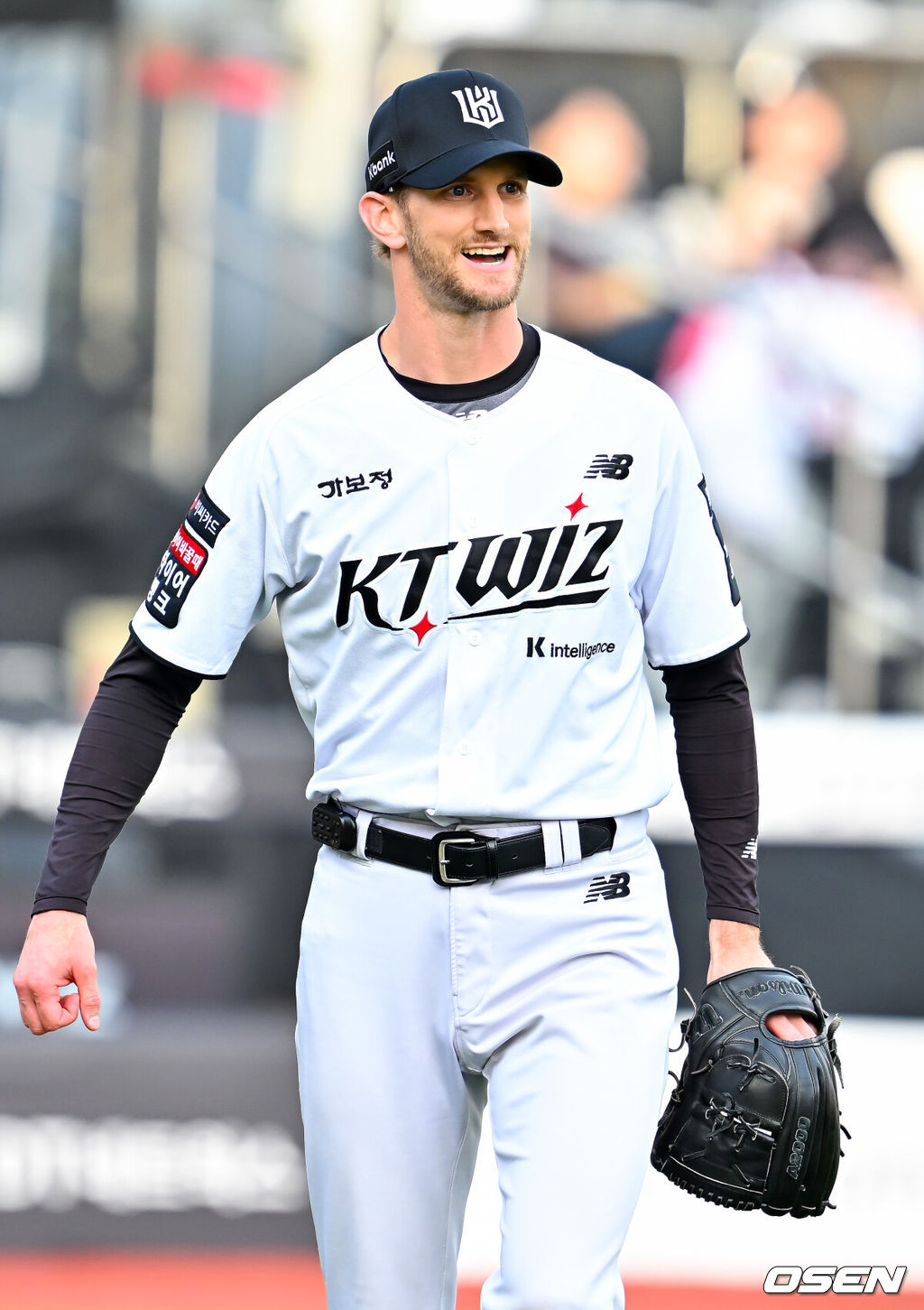 18일 오후 수원 KT위즈파크에서 ‘2026 신한 SOL Bank KBO리그' KT 위즈와 키움 히어로즈의 경기가 열렸다.이날 KT는 보쉴리, 키움은 안우진을 선발투수로 내세웠다.4회초 1사 주자 1루 키움 김건희의 3루수 앞 땅볼 때 KT 선발 보쉴리가 활짝 웃고 있다. 2026.04.18 / rumi@osen.co.kr