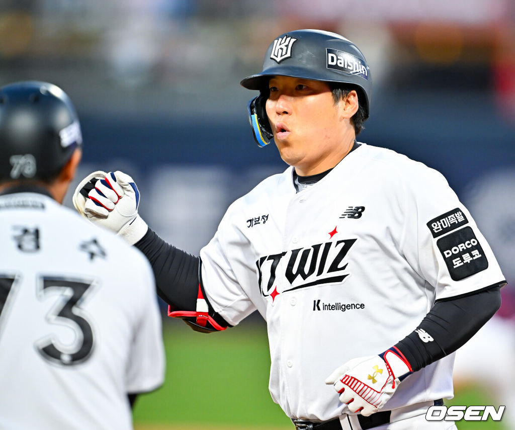 18일 오후 수원 KT위즈파크에서 ‘2026 신한 SOL Bank KBO리그' KT 위즈와 키움 히어로즈의 경기가 열렸다.이날 KT는 보쉴리, 키움은 안우진을 선발투수로 내세웠다.7회말 1사 주자 2루 KT 김현수가 달아나는 좌중간 1점 적시타 때린 후 1루에서 기뻐하고 있다. 2026.04.18 / rumi@osen.co.kr