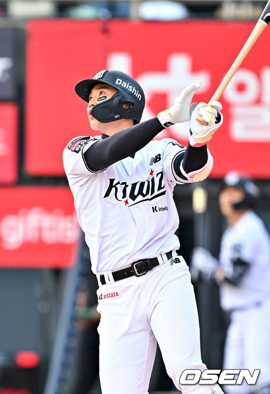 [OSEN=수원, 민경훈 기자] 18일 오후 수원 KT위즈파크에서 ‘2026 신한 SOL Bank KBO리그' KT 위즈와 키움 히어로즈의 경기가 열렸다.이날 KT는 보쉴리, 키움은 안우진을 선발투수로 내세웠다.2회말 1사 주자 1루 KT 장준원이 좌중간 선취 1타점 적시 2루타를 때리고 있다. 2026.04.18 / rumi@osen.co.kr