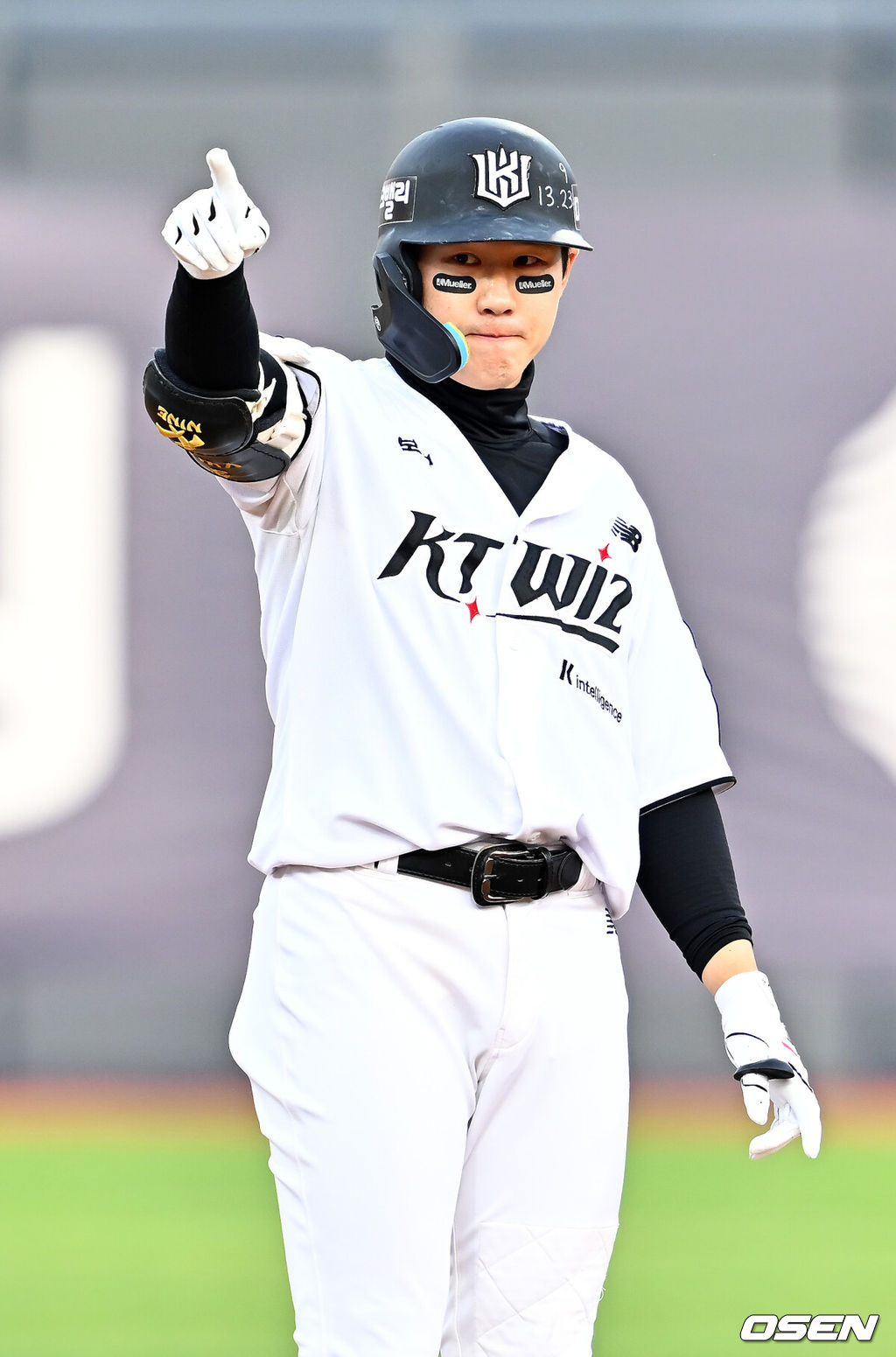 18일 오후 수원 KT위즈파크에서 ‘2026 신한 SOL Bank KBO리그' KT 위즈와 키움 히어로즈의 경기가 열렸다.이날 KT는 보쉴리, 키움은 안우진을 선발투수로 내세웠다.4회말 2사 주자 1,2루 KT 최원준이 우중간 2타점 적시 2루타를 때린 후 2루에서 기뻐하고 있다. 2026.04.18 / rumi@osen.co.kr