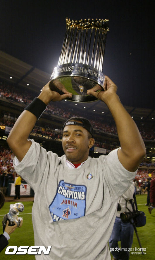 [사진] 2002년 LA 에인절스 월드시리즈 우승 당시 개럿 앤더슨이 트로피를 들고 기뻐하고 있다.  ⓒGettyimages(무단전재 및 재배포 금지)