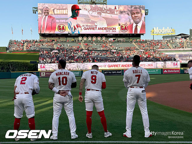 [사진] LA 에인절스 선수들이 53세로 세상을 떠난 개럿 앤더슨을 추모하고 있다. ⓒGettyimages(무단전재 및 재배포 금지)