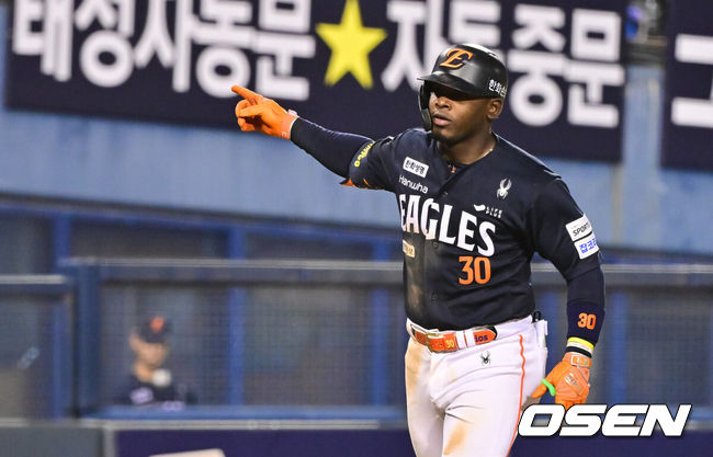 [OSEN=잠실, 박준형 기자] 3일 오후 서울 잠실구장에서 ‘2026 신한은행 SOL Bank KBO리그’ 두산 베어스와 한화 이글스의 경기가 진행됐다.이날 두산은 플렉센을, 한화는 에르난데스를 선발투수로 내세웠다.  4회초 1사 1루 한화 페라자가 2점 홈런을 날리고 베이스를 돌고 있다.  2026.04.02 / soul1014@osen.co.kr