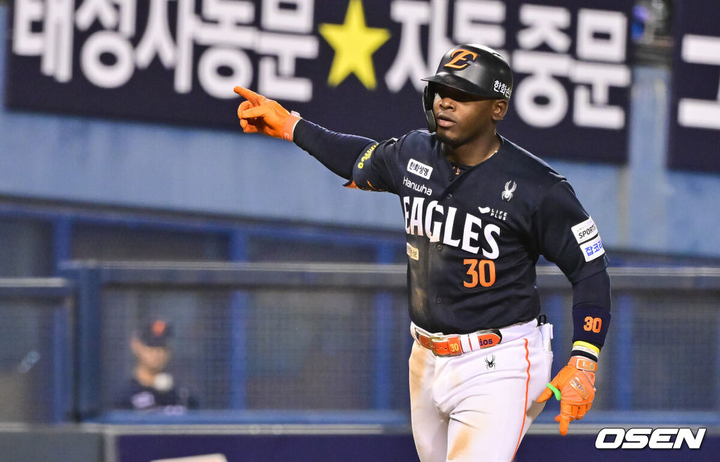 3일 오후 서울 잠실구장에서 ‘2026 신한은행 SOL Bank KBO리그’ 두산 베어스와 한화 이글스의 경기가 진행됐다.이날 두산은 플렉센을, 한화는 에르난데스를 선발투수로 내세웠다.  4회초 1사 1루 한화 페라자가 2점 홈런을 날리고 베이스를 돌고 있다.  2026.04.02 / soul1014@osen.co.kr