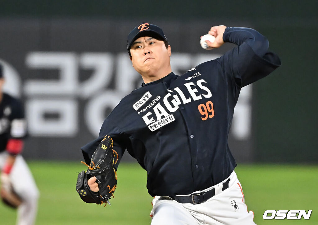 10일 부산 사직야구장에서 2025 신한 SOL 뱅크 KBO 리그 롯데 자이언츠와 한화 이글스의 경기가 열렸다. 홈팀 롯데는 감보아가, 방문팀 한화는 류현진이 선발 출전했다.한화 이글스 선발 투수 류현진이 역투하고 있다. 2025.09.10 / foto0307@osen.co.kr