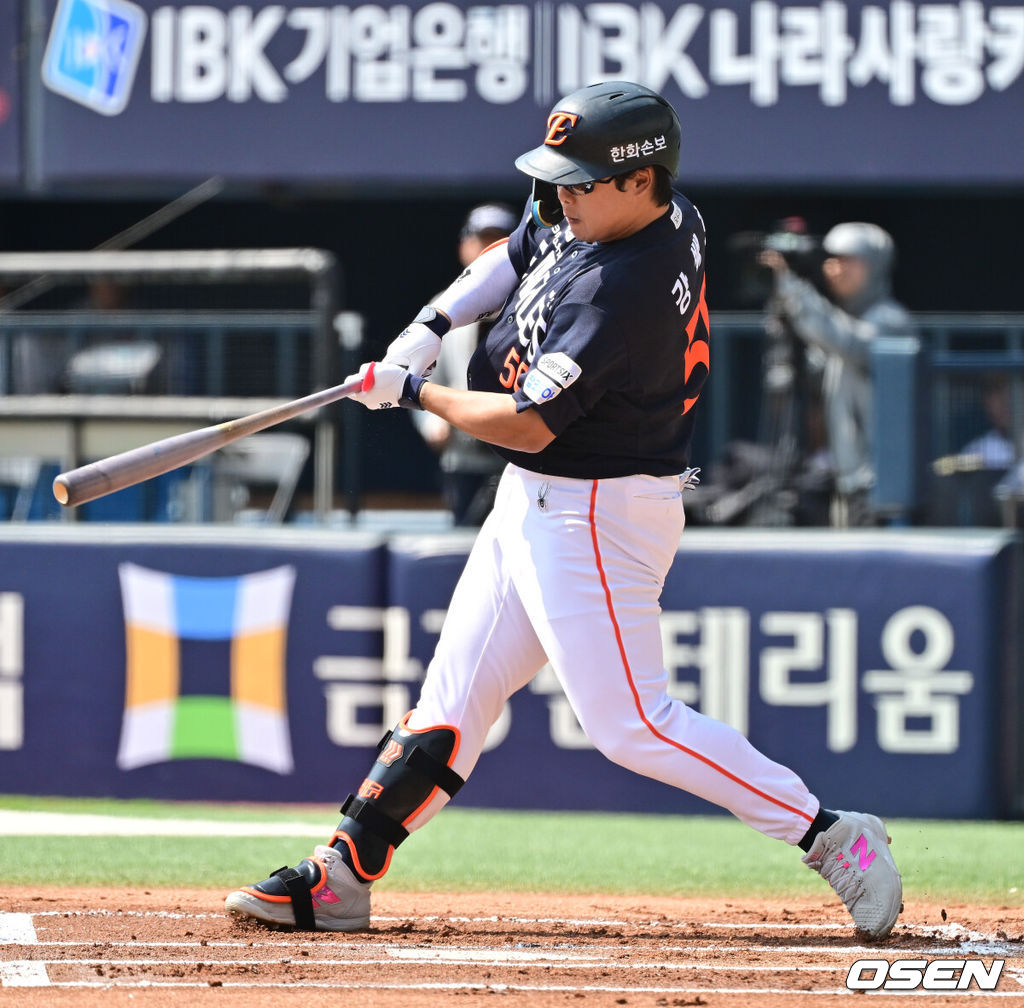 4일 오후 서울 잠실구장에서 ‘2026 신한은행 SOL Bank KBO리그’ 두산 베어스와 한화 이글스의 경기가 진행됐다.이날 두산은 곽빈을, 한화는 왕옌청이 선발투수로 내세웠다.  1회초 무사 2루 한화 강백호가 1타점 적시타를 날리고 있다.       2026.04.04 / soul1014@osen.co.kr