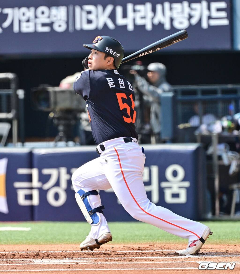 4일 오후 서울 잠실구장에서 ‘2026 신한은행 SOL Bank KBO리그’ 두산 베어스와 한화 이글스의 경기가 진행됐다.이날 두산은 곽빈을, 한화는 왕옌청이 선발투수로 내세웠다.  1회초 무사 2,3루 한화 문현빈이 선취 2타점 적시 2루타를 날리고 있다.       2026.04.04 / soul1014@osen.co.kr