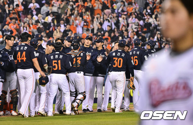 [OSEN=잠실, 박준형 기자] 한화가 타선의 힘을 앞세워 우여곡절 끝 3연패를 끊었다.&nbsp;프로야구 한화 이글스는 3일 서울 잠실구장에서 열린 2026 신한 SOL KBO리그 두산 베어스와의 시즌 첫 맞대결에서 11-6으로 승리했다.&nbsp;경기종료후 한화 선수들이 승리의 기쁨을 나누고 있다 2026.04.02 / soul1014@osen.co.kr