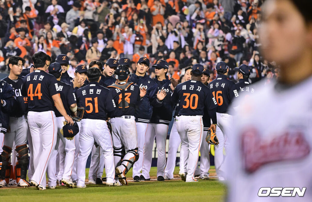 한화가 타선의 힘을 앞세워 우여곡절 끝 3연패를 끊었다. 프로야구 한화 이글스는 3일 서울 잠실구장에서 열린 2026 신한 SOL KBO리그 두산 베어스와의 시즌 첫 맞대결에서 11-6으로 승리했다. 경기종료후 한화 선수들이 승리의 기쁨을 나누고 있다 2026.04.02 / soul1014@osen.co.kr