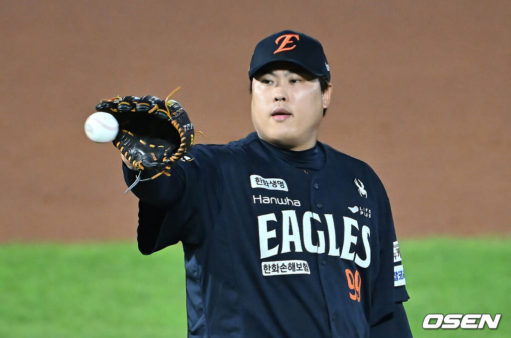 10일 부산 사직야구장에서 2025 신한 SOL 뱅크 KBO 리그 롯데 자이언츠와 한화 이글스의 경기가 열렸다. 홈팀 롯데는 감보아가, 방문팀 한화는 류현진이 선발 출전했다.한화 이글스 선발 투수 류현진이 볼을 받고 있다. 2025.09.10 / foto0307@osen.co.kr