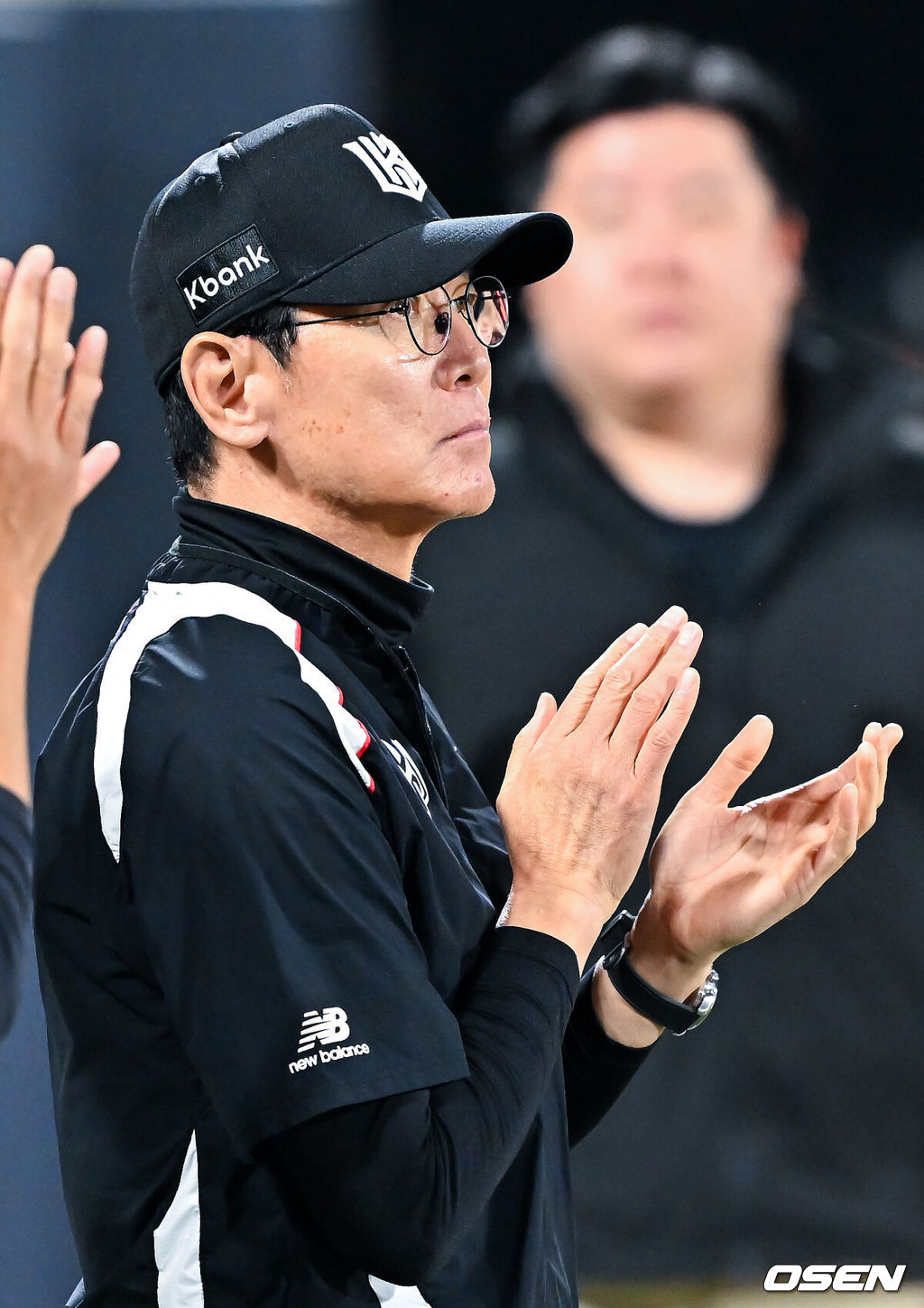 18일 오후 수원 KT위즈파크에서 ‘2026 신한 SOL Bank KBO리그' KT 위즈와 키움 히어로즈의 경기가 열렸다.이 경기에서 KT는 키움에 4-2로 승리했다. 2위 KT는 4연승을 질주하며 선두 삼성 라이온즈 맹추격을 이어갔다. 시즌 13승 5패. 주말 3연전 위닝시리즈를 조기 확보하며 최근 3연속 위닝시리즈를 달성했다. 반면 5연패 늪에 빠진 꼴찌 키움은 4승 14패가 됐다. KT 선발 보쉴리는 6이닝 7피안타 무사사구 4탈삼진 2실점 80구 투구로 시즌 4승(무패)째를 신고했다. 데뷔 후 20이닝 연속 무실점에 성공하며 KBO리그 데뷔 후 연속 이닝 무실점 신기록을 세웠다. 보쉴리는 6회초 무사 2, 3루에서 첫 실점하며 연속 이닝 무실점 기록 행진이 22이닝에서 멈췄다. 경기를 마치고 KT 이강철 감독이 박수를 보내고 있다. 2026.04.18 / rumi@osen.co.kr