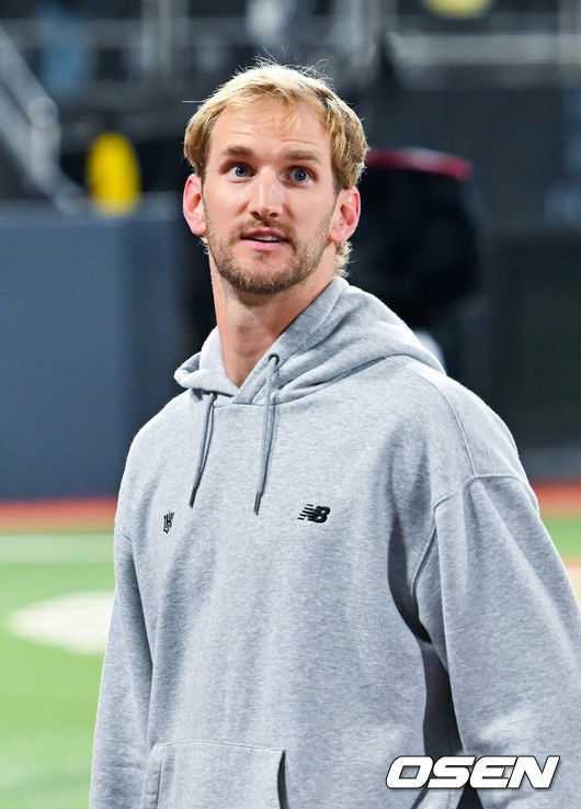 [OSEN=수원, 민경훈 기자] 18일 오후 수원 KT위즈파크에서 ‘2026 신한 SOL Bank KBO리그' KT 위즈와 키움 히어로즈의 경기가 열렸다.이 경기에서 KT는 키움에 4-2로 승리했다. 2위 KT는 4연승을 질주하며 선두 삼성 라이온즈 맹추격을 이어갔다. 시즌 13승 5패. 주말 3연전 위닝시리즈를 조기 확보하며 최근 3연속 위닝시리즈를 달성했다. 반면 5연패 늪에 빠진 꼴찌 키움은 4승 14패가 됐다.&nbsp;KT 선발 보쉴리는 6이닝 7피안타 무사사구 4탈삼진 2실점 80구 투구로 시즌 4승(무패)째를 신고했다. 데뷔 후 20이닝 연속 무실점에 성공하며 KBO리그 데뷔 후 연속 이닝 무실점 신기록을 세웠다. 보쉴리는 6회초 무사 2, 3루에서 첫 실점하며 연속 이닝 무실점 기록 행진이 22이닝에서 멈췄다.&nbsp;경기를 마치고 승리 투수 KT 보쉴리가 환호성에 놀라고 있다. 2026.04.18 / rumi@osen.co.kr