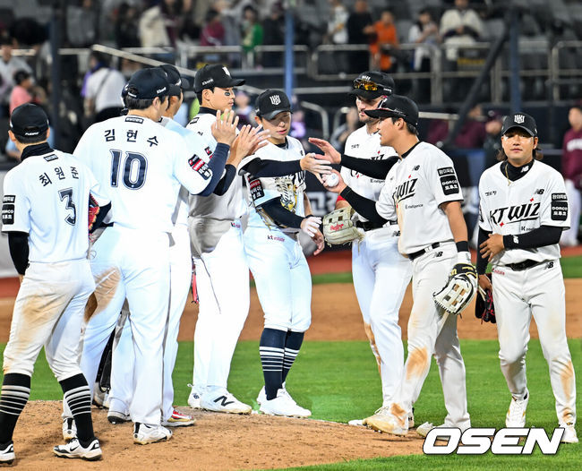 [OSEN=수원, 민경훈 기자] 18일 오후 수원 KT위즈파크에서 ‘2026 신한 SOL Bank KBO리그' KT 위즈와 키움 히어로즈의 경기가 열렸다.이 경기에서 KT는 키움에 4-2로 승리했다. 2위 KT는 4연승을 질주하며 선두 삼성 라이온즈 맹추격을 이어갔다. 시즌 13승 5패. 주말 3연전 위닝시리즈를 조기 확보하며 최근 3연속 위닝시리즈를 달성했다. 반면 5연패 늪에 빠진 꼴찌 키움은 4승 14패가 됐다.&nbsp;KT 선발 보쉴리는 6이닝 7피안타 무사사구 4탈삼진 2실점 80구 투구로 시즌 4승(무패)째를 신고했다. 데뷔 후 20이닝 연속 무실점에 성공하며 KBO리그 데뷔 후 연속 이닝 무실점 신기록을 세웠다. 보쉴리는 6회초 무사 2, 3루에서 첫 실점하며 연속 이닝 무실점 기록 행진이 22이닝에서 멈췄다.&nbsp;경기를 마치고 KT 선수들이 마운드 위에서 승리의 기쁨을 나누고 있다. 2026.04.18 / rumi@osen.co.kr