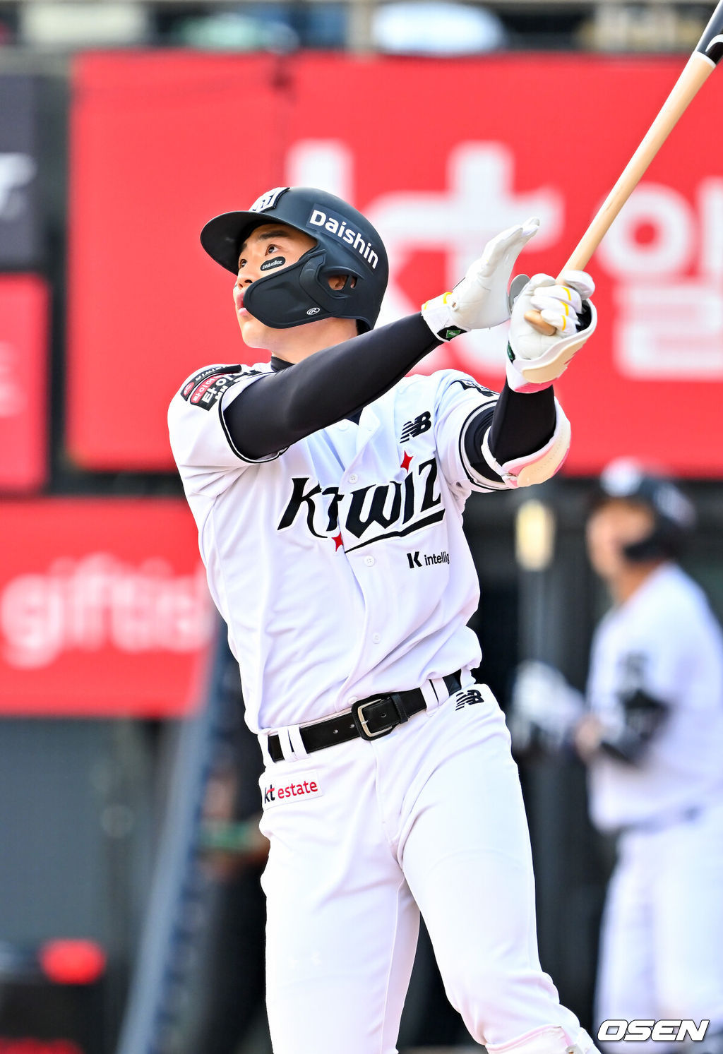 18일 오후 수원 KT위즈파크에서 ‘2026 신한 SOL Bank KBO리그' KT 위즈와 키움 히어로즈의 경기가 열렸다.이날 KT는 보쉴리, 키움은 안우진을 선발투수로 내세웠다.2회말 1사 주자 1루 KT 장준원이 좌중간 선취 1타점 적시 2루타를 때리고 있다. 2026.04.18 / rumi@osen.co.kr