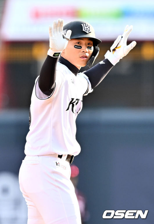 [OSEN=수원, 민경훈 기자] 18일 오후 수원 KT위즈파크에서 ‘2026 신한 SOL Bank KBO리그' KT 위즈와 키움 히어로즈의 경기가 열렸다.이날 KT는 보쉴리, 키움은 안우진을 선발투수로 내세웠다.2회말 1사 주자 1루 KT 장준원이 좌중간 선취 1타점 적시 2루타를 때린 후 2루에서 기뻐하고 있다.. 2026.04.18 / rumi@osen.co.kr