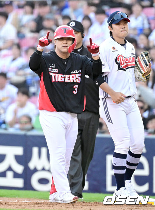 [OSEN=잠실, 최규한 기자] 18일 오후 서울 잠실야구장에서 ‘2026 신한 SOL KBO리그’ 두산 베어스와 KIA 타이거즈의 경기가 열렸다.  5회초 1사 1, 2루 상황 KIA 김선빈이 추격의 1타점 적시타를 날리고 1루에 안착해 기뻐하고 있다. 2026.04.18 / dreamer@osen.co.kr